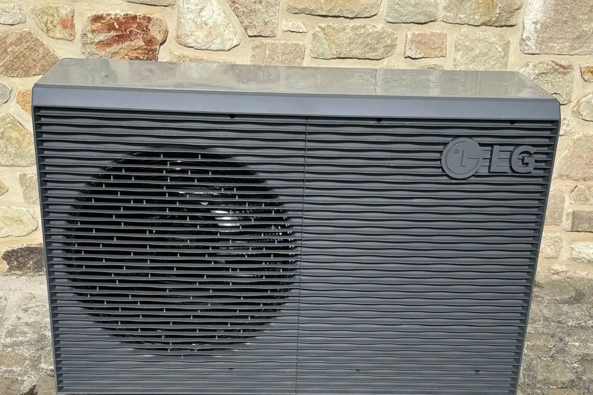 Pompe à chaleur air-eau LG posée par M2B contre un mur en pierre, vue de près
