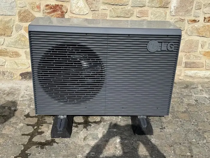 Pompe à chaleur air-eau LG anthracite posée par M2B